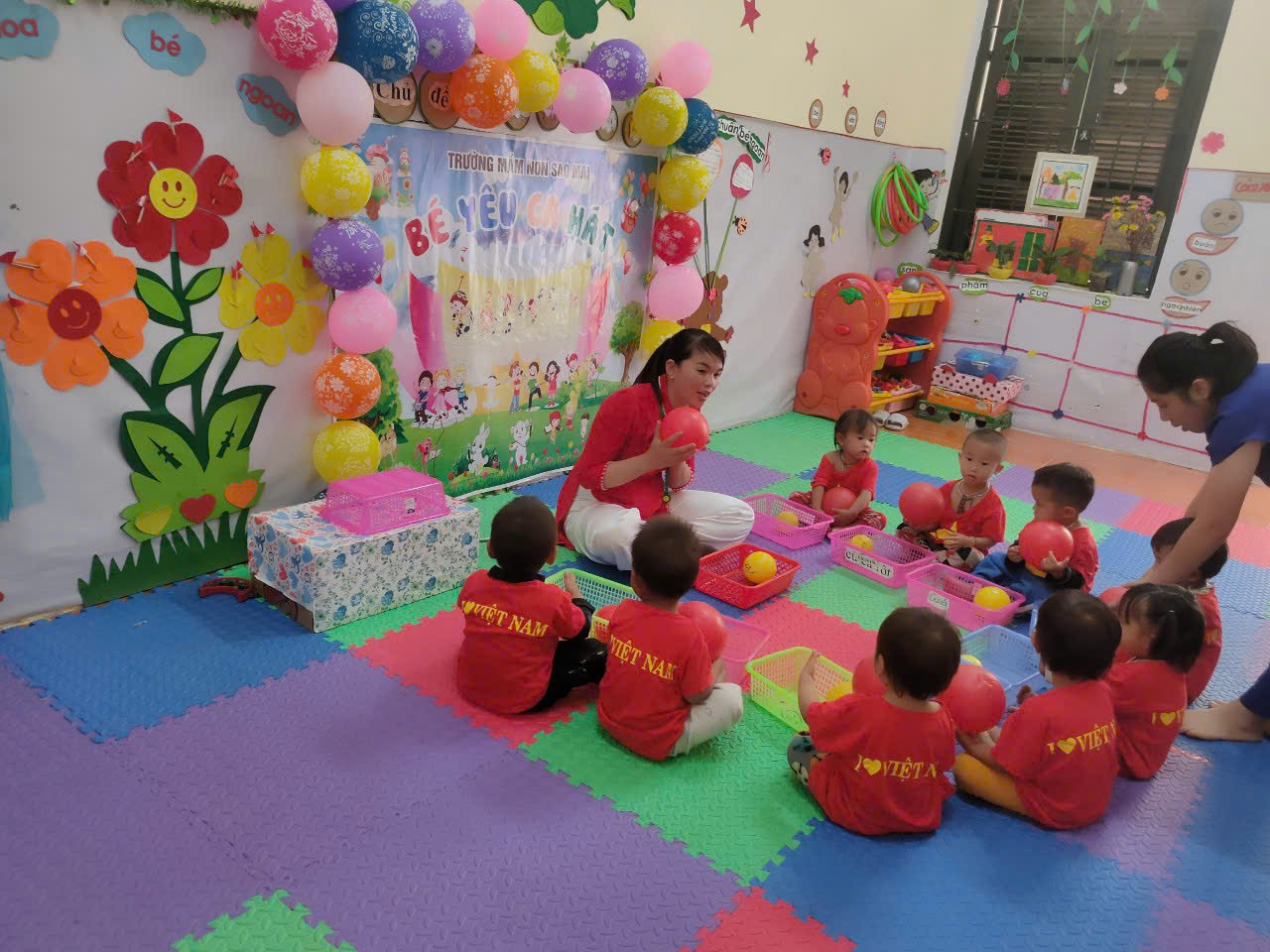 Ảnh cô giáo dạy trẻ học hát